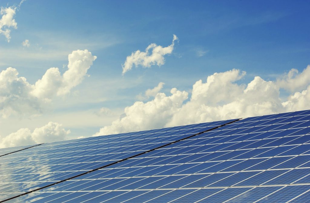 zonne-energie opvangen met panelen